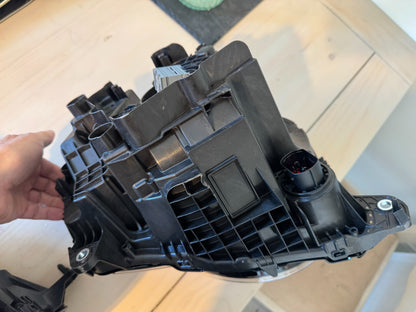 PAIR LAND ROVER DEFENDER BASE L663 Headlights FACELIFT RHD 2026