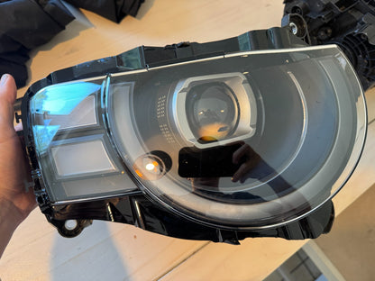 PAIR LAND ROVER DEFENDER BASE L663 Headlights FACELIFT RHD 2026