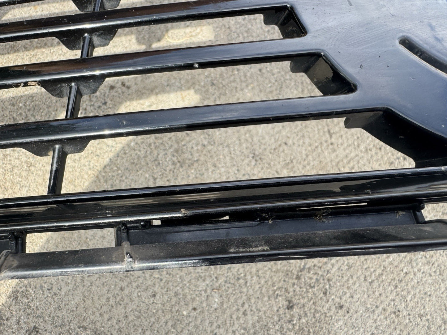 VAUXHALL ASTRA L 2022 ON GENUINE FRONT BUMPER UPPER GRILLE 9839640080 .