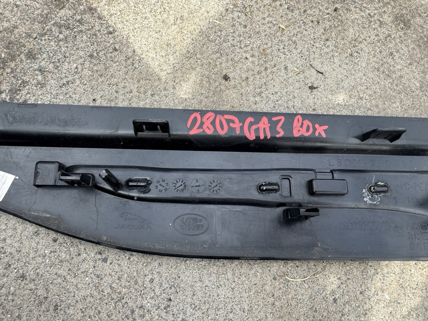 RANGE ROVER EVOQUE 2020 RHD Front Right Fender Molding Genuine K8D2-280B10