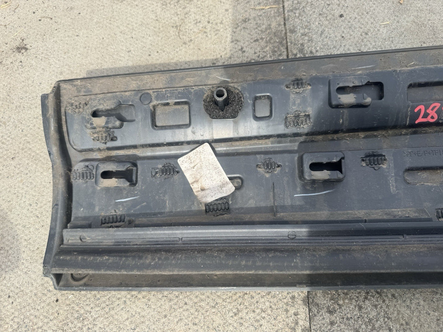 HY3M-21064-A Land Rover Discovery 5 Front Right Door Lower Gladding Mould Trim*