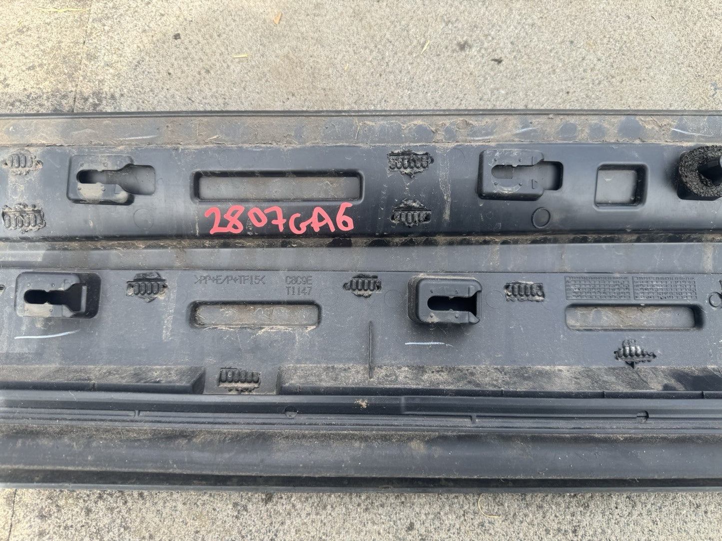 HY3M-21064-A Land Rover Discovery 5 Front Right Door Lower Gladding Mould Trim*