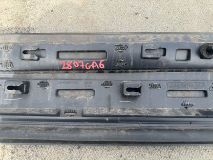 HY3M-21064-A Land Rover Discovery 5 Front Right Door Lower Gladding Mould Trim*