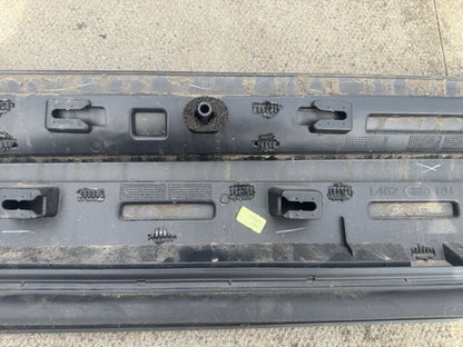 HY3M-21064-A Land Rover Discovery 5 Front Right Door Lower Gladding Mould Trim*