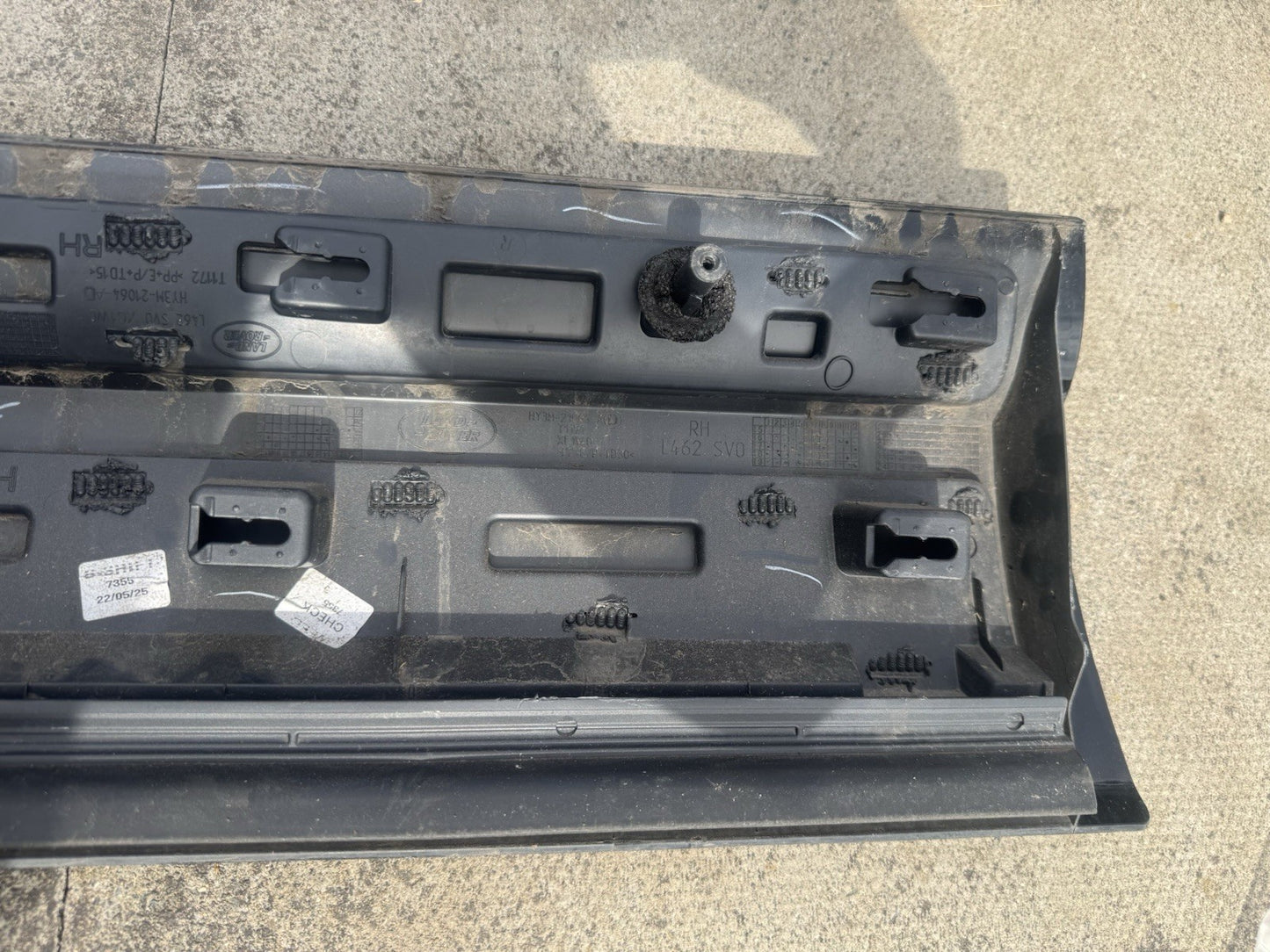 HY3M-21064-A Land Rover Discovery 5 Front Right Door Lower Gladding Mould Trim*