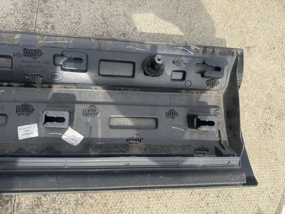 HY3M-21064-A Land Rover Discovery 5 Front Right Door Lower Gladding Mould Trim*