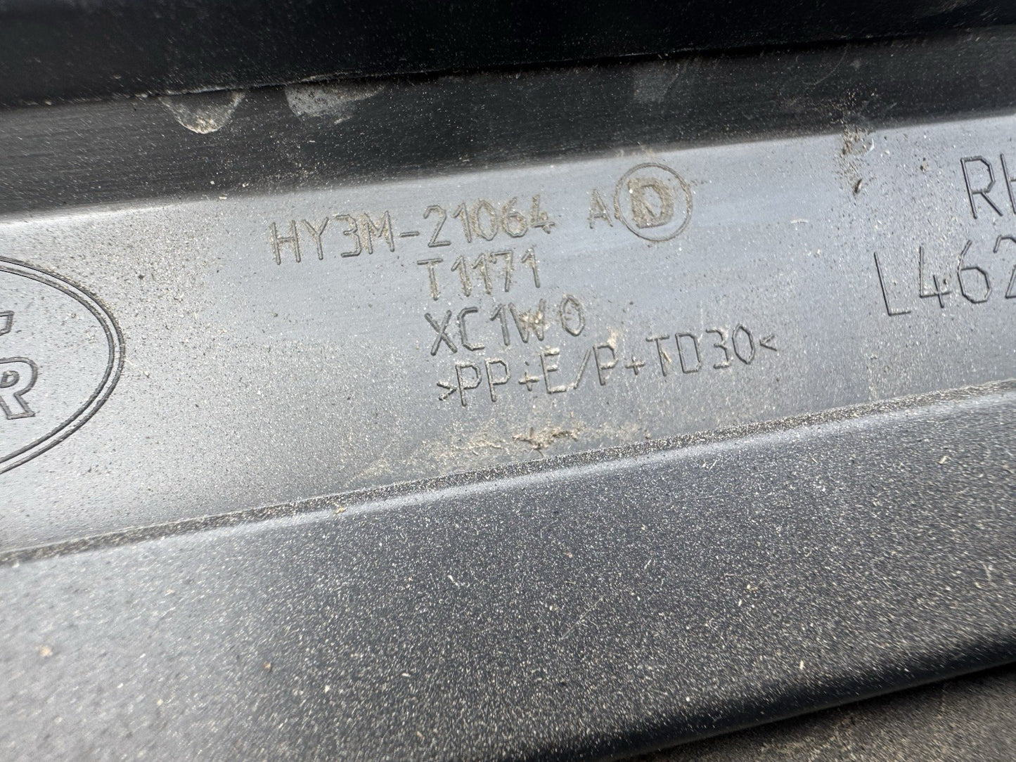 HY3M-21064-A Land Rover Discovery 5 Front Right Door Lower Gladding Mould Trim*