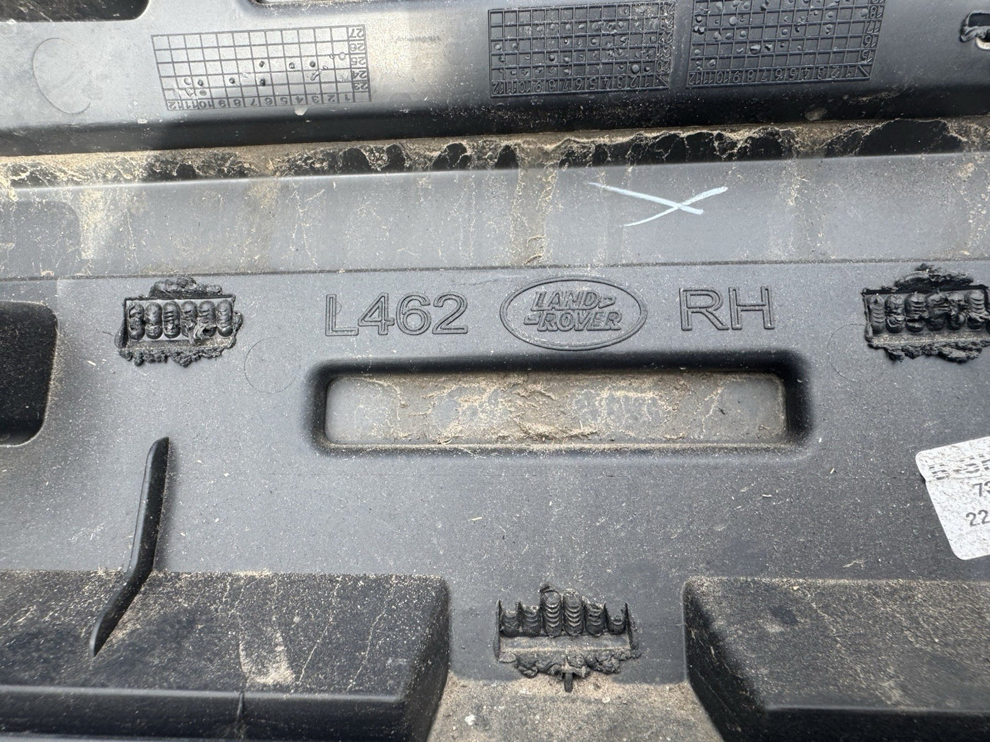 HY3M-21064-A Land Rover Discovery 5 Front Right Door Lower Gladding Mould Trim*