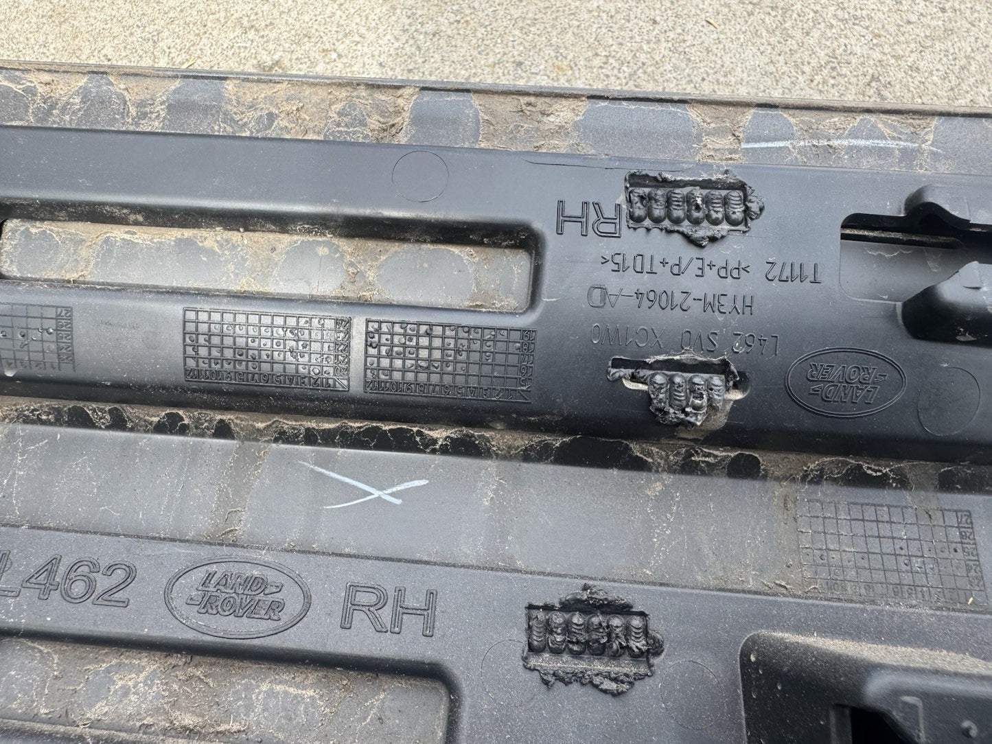 HY3M-21064-A Land Rover Discovery 5 Front Right Door Lower Gladding Mould Trim*