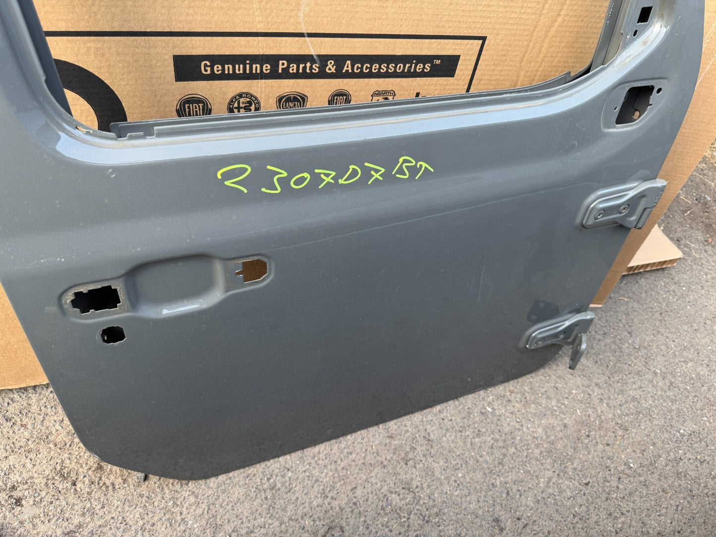 Jeep Wrangler JL 2018 on front right door with hinges