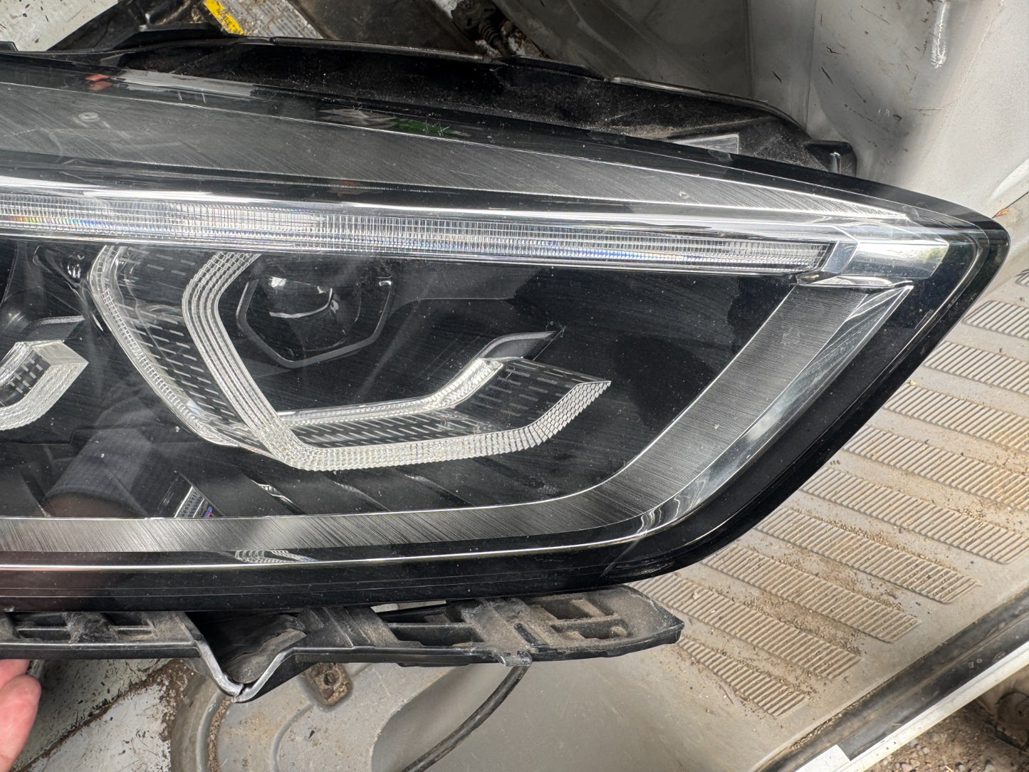 BMW 1 SERIES M SPORT F40 20-24 HEADLIGHT HEADLAMP 5A1E058-04 DAMAGED