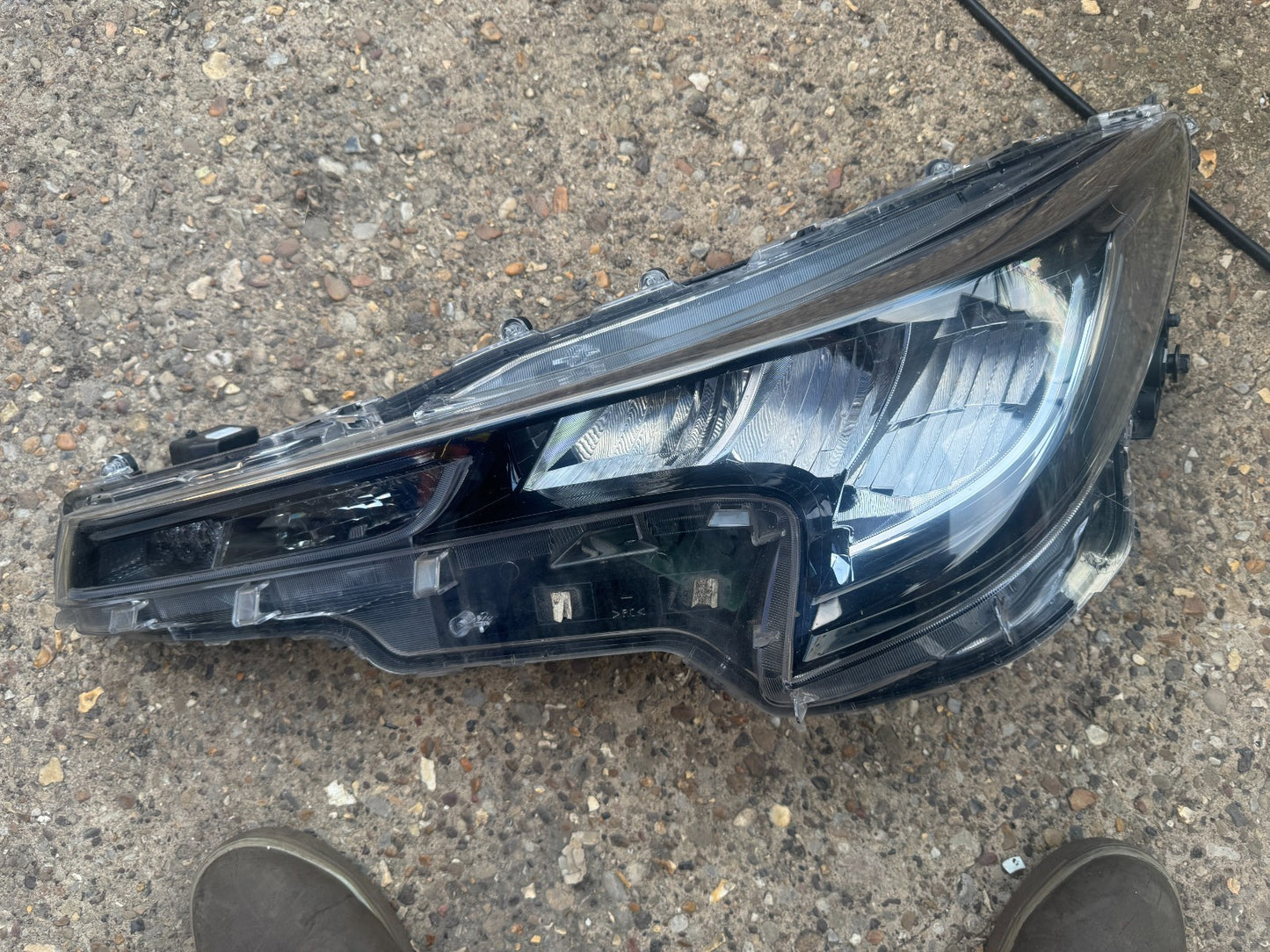 TOYOTA COROLLA E21 LEFT SIDE HEADLIGHT  GENUINE 81150-02T00 DAMAGED