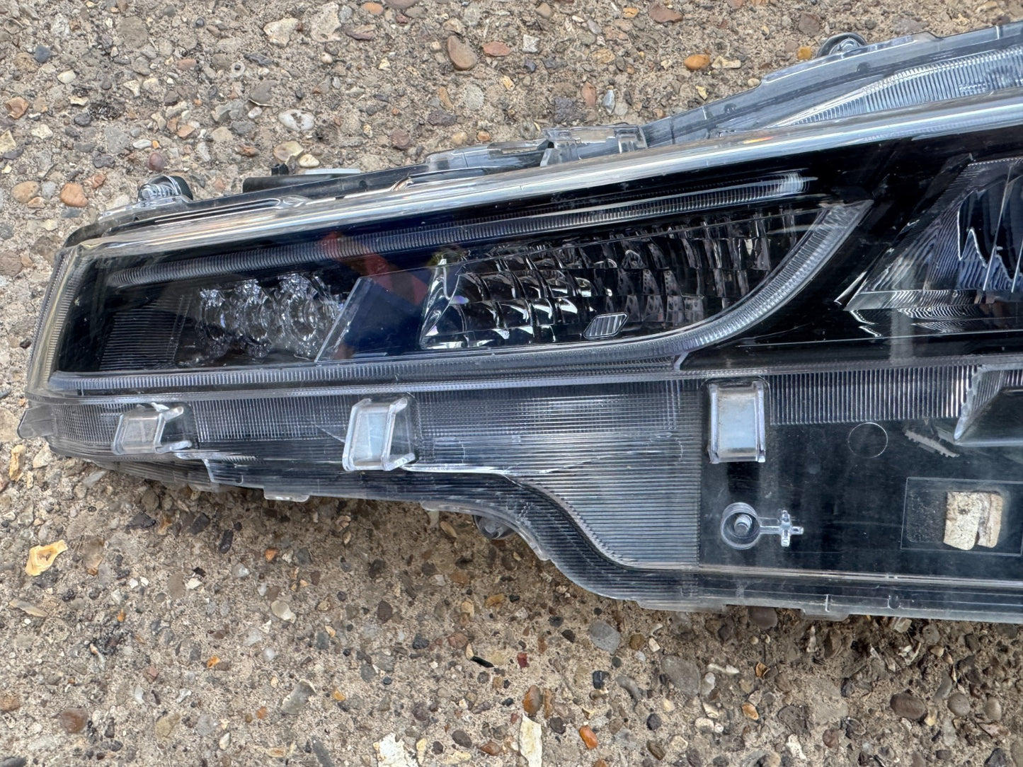 TOYOTA COROLLA E21 LEFT SIDE HEADLIGHT  GENUINE 81150-02T00 DAMAGED