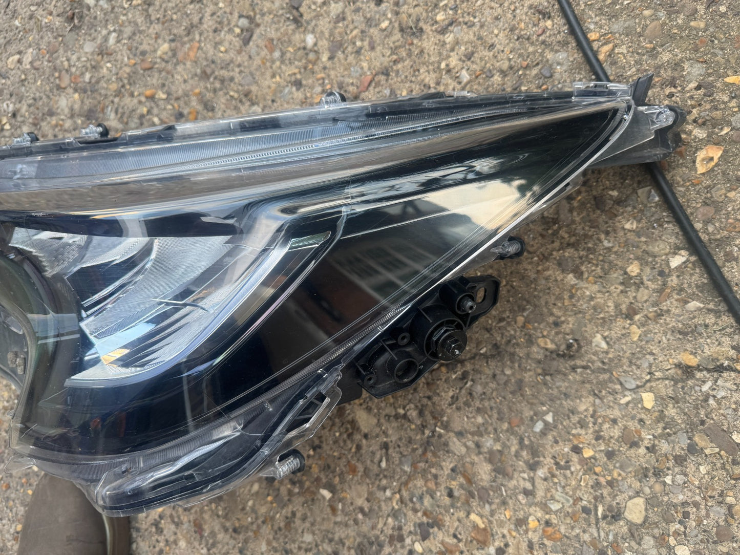 TOYOTA COROLLA E21 LEFT SIDE HEADLIGHT  GENUINE 81150-02T00 DAMAGED