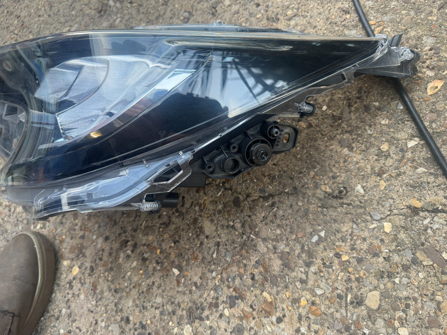 TOYOTA COROLLA E21 LEFT SIDE HEADLIGHT  GENUINE 81150-02T00 DAMAGED