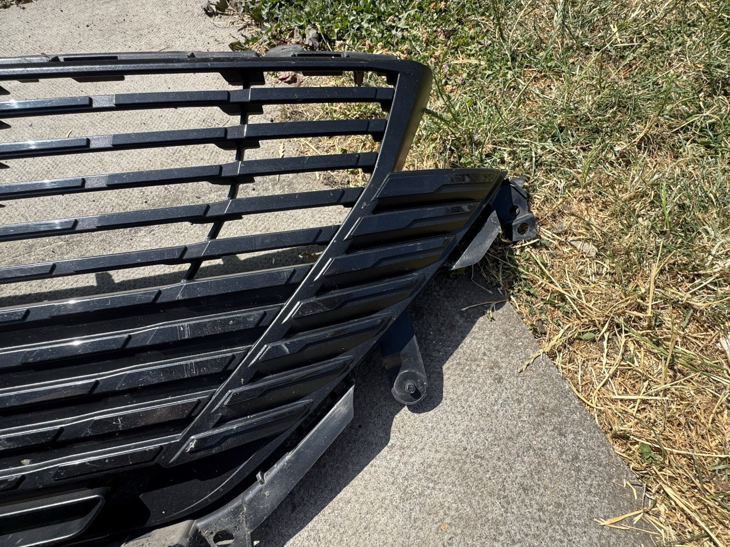 CRACKED!! PEUGEOT 308 MK3 2022 FRONT GRILLE 9838035380