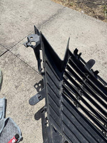 CRACKED!! PEUGEOT 308 MK3 2022 FRONT GRILLE 9838035380