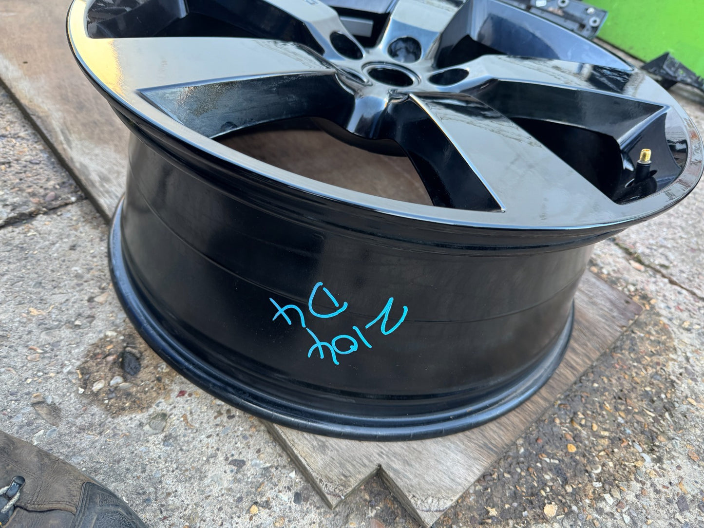 2025 22" Genuine Land Rover Defender Style 5098 Alloy Light Scratches