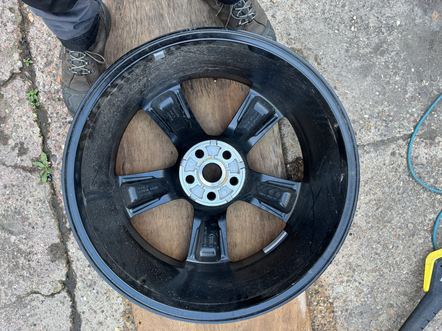 2025 22" Genuine Land Rover Defender Style 5098 Alloy Light Scratches