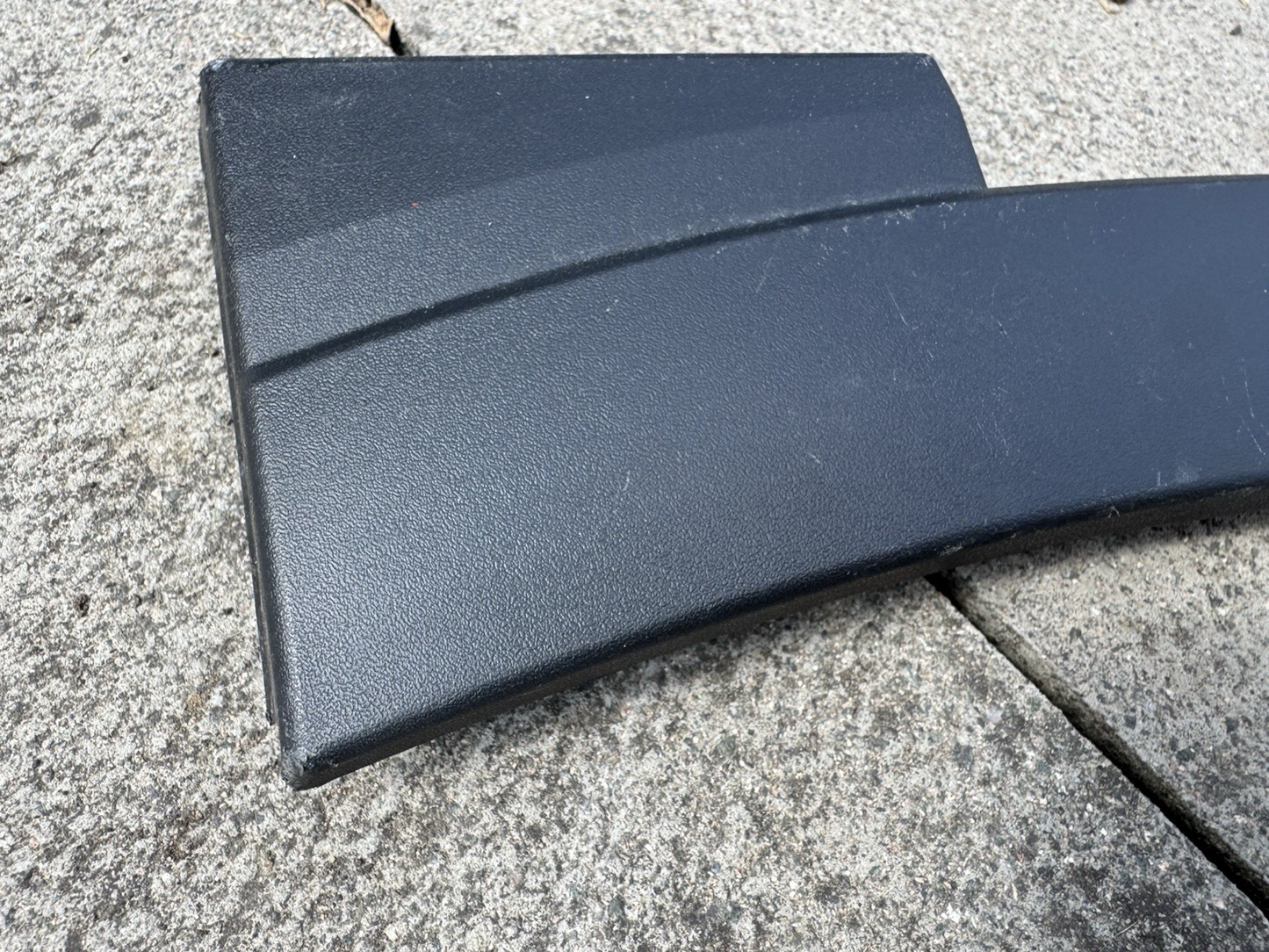 CRACKED! 5LJ 854 732 volkswagen fender trim 2023on