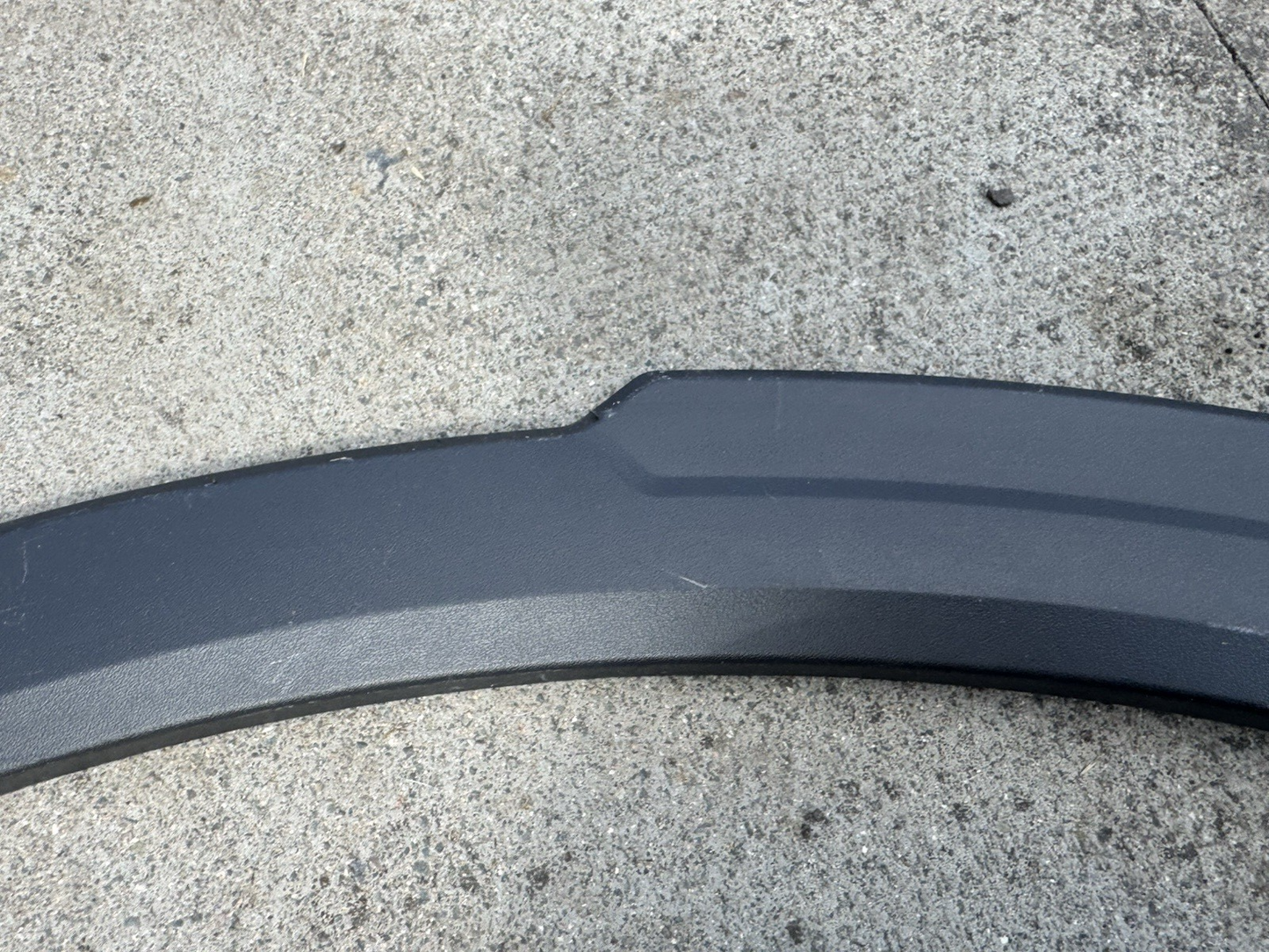 CRACKED! 5LJ 854 732 volkswagen fender trim 2023on