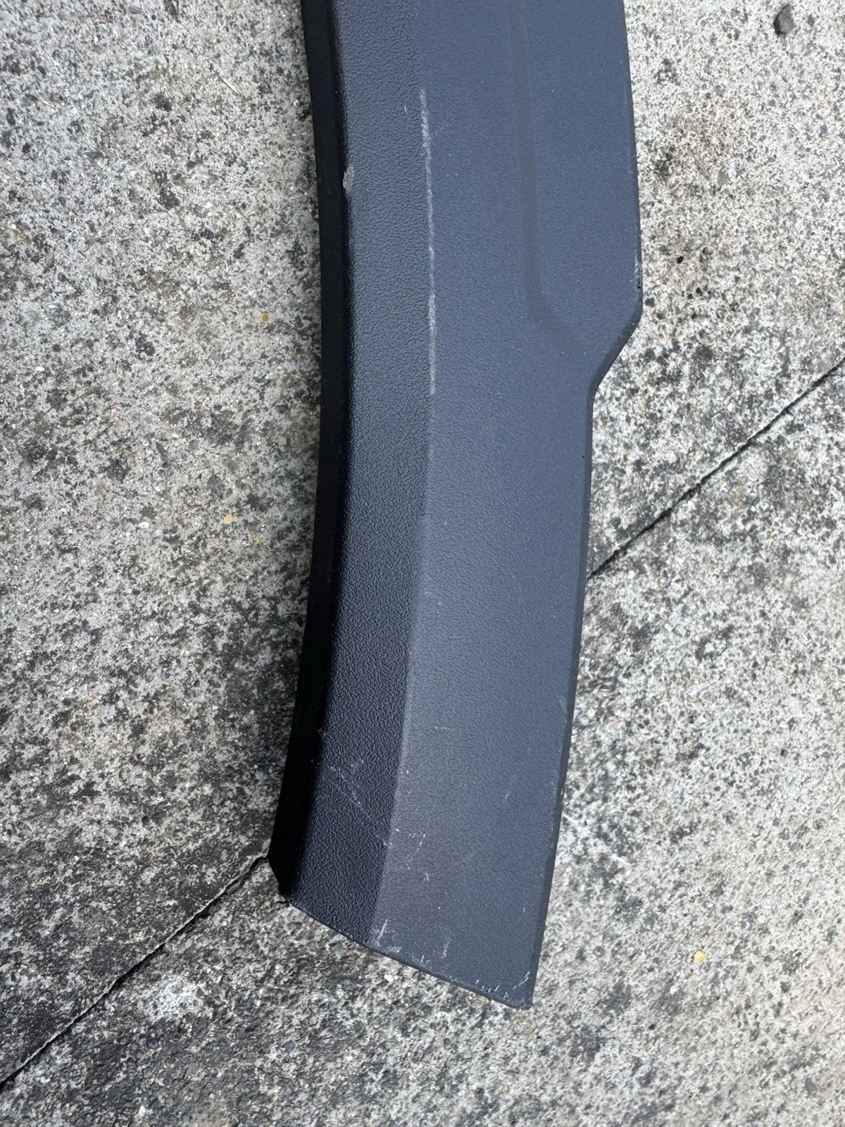 CRACKED! 5LJ 854 732 volkswagen fender trim 2023on