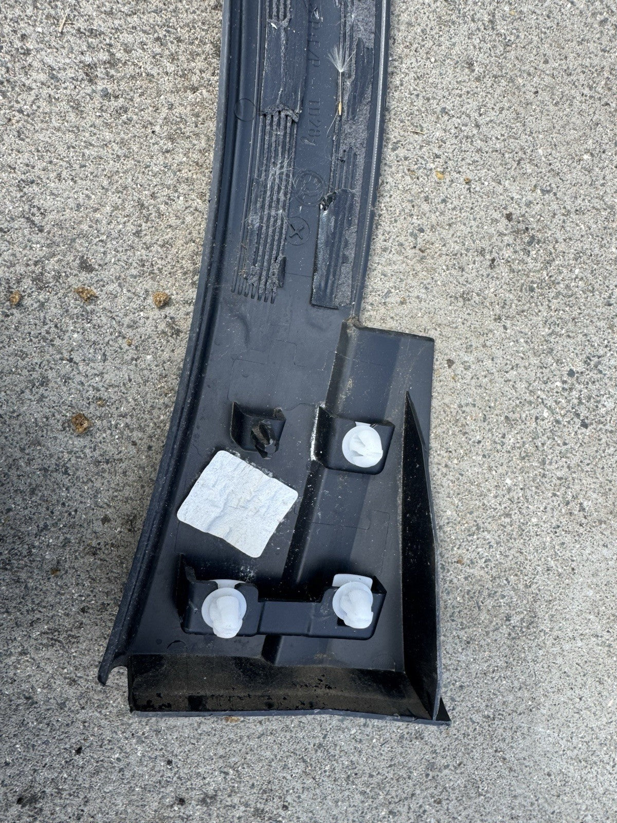 CRACKED! 5LJ 854 732 volkswagen fender trim 2023on