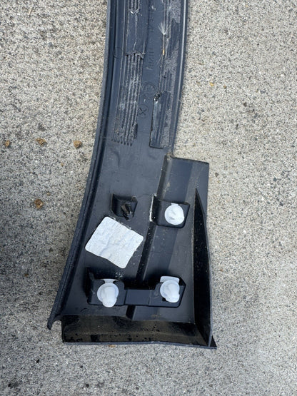 CRACKED! 5LJ 854 732 volkswagen fender trim 2023on