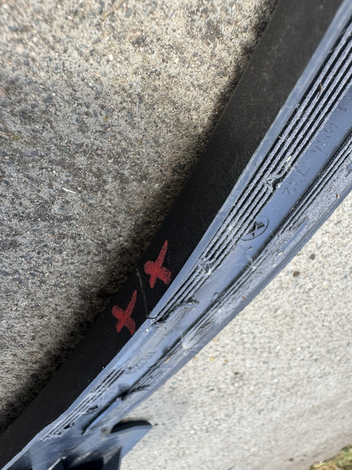 CRACKED! 5LJ 854 732 volkswagen fender trim 2023on