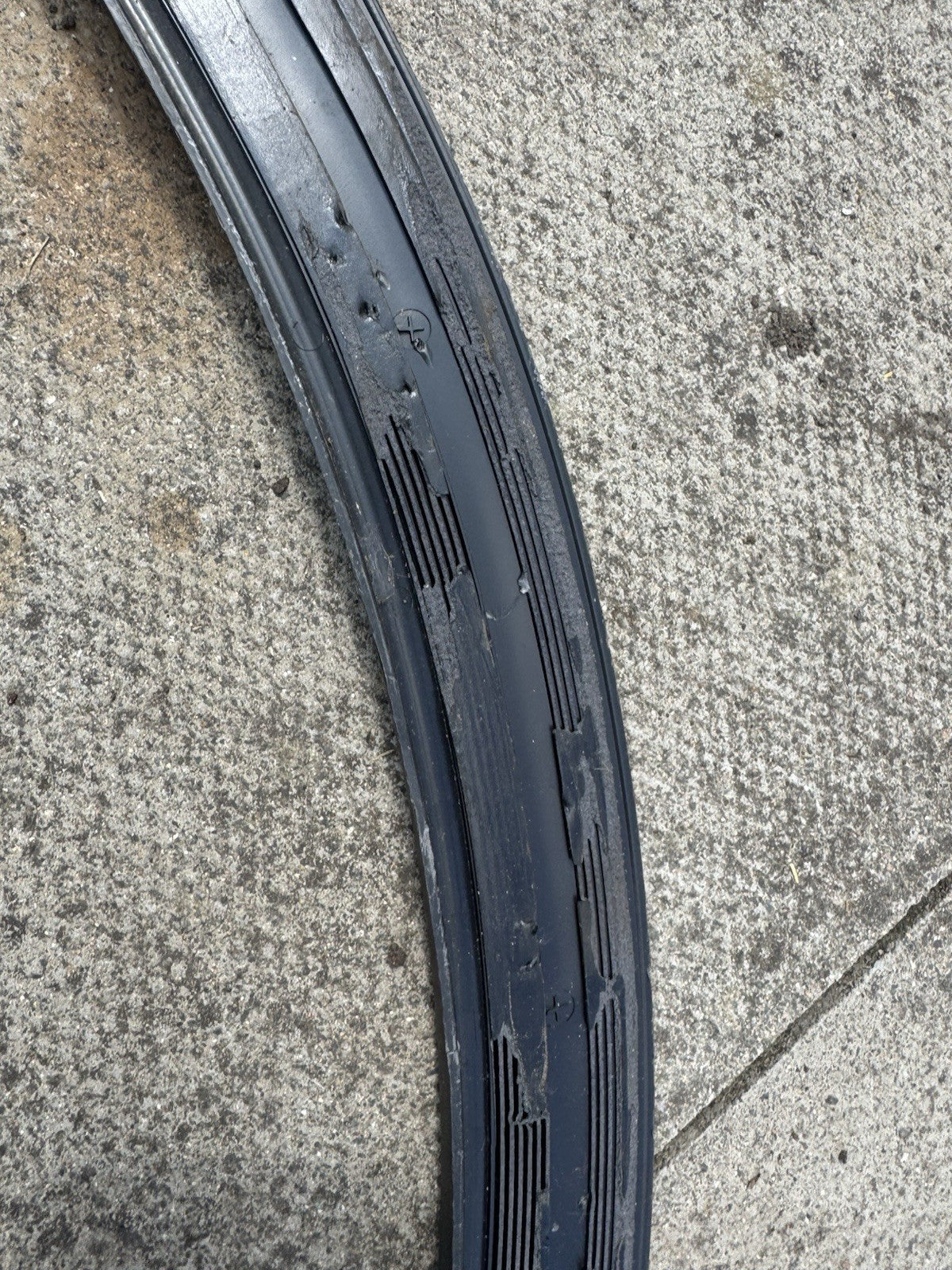 CRACKED! 5LJ 854 732 volkswagen fender trim 2023on