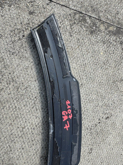 CRACKED! 5LJ 854 732 volkswagen fender trim 2023on