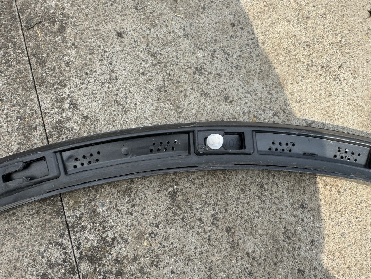 VOLKSWAGEN TOUAREG CR7 Front Right Fender Molding 760853718AGRU