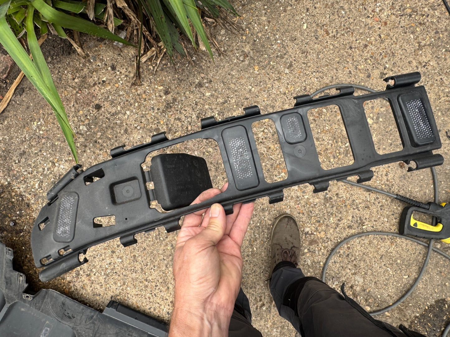 GRANDLAND X REAR BUMPER MOUNTING SLIDE BRACKET LEFT GENUINE 9849685080