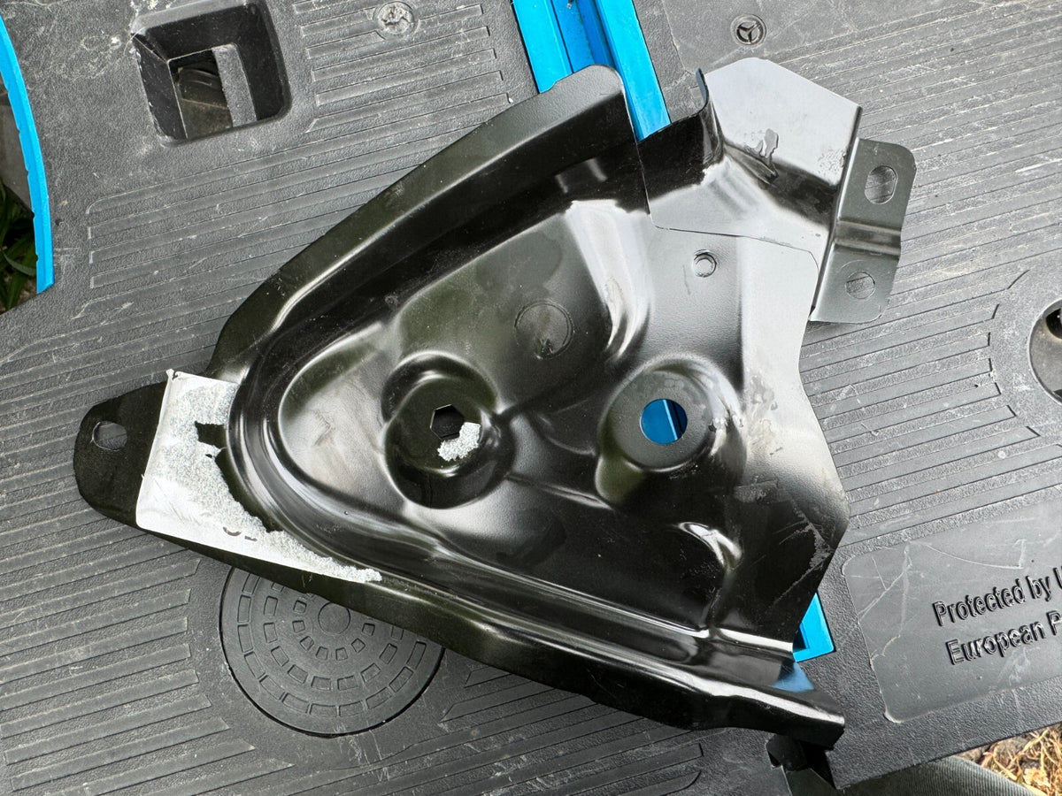 VOLVO XC40 PANEL BRACKET NEW GENUINE 31462356