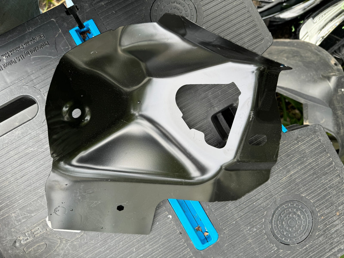 VOLVO XC40 O/S RIGHT TAILIGHT PANEL BRACKET NEW GENUINE 31675588
