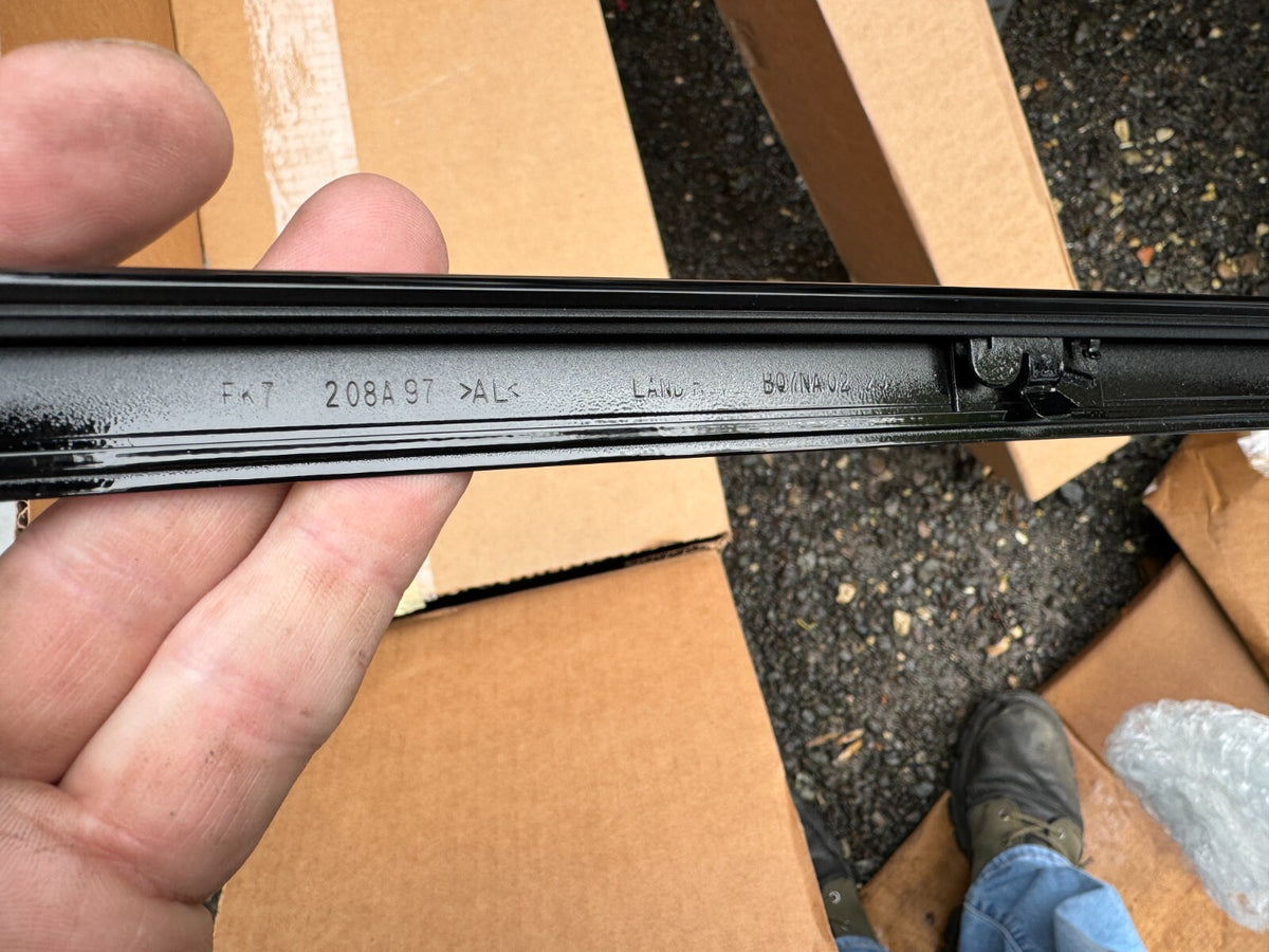 LR RR VELAR L560 Front Left Door Upper Moulding Strip LR058480 NEW GENUINE