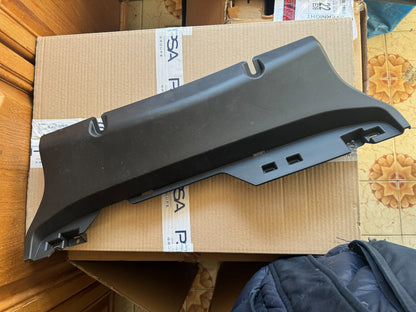 LAND ROVER M8A2 TẤM CHẮN BẢO VỆ CHO ỐP CẢN SAU M8A2-17F846