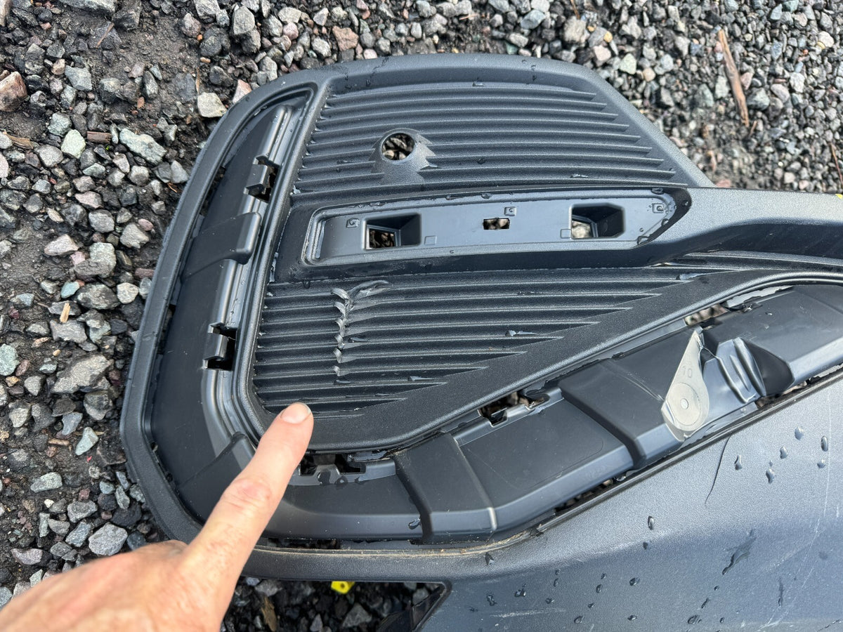 AUDI Q3 SPORTBACK S-LINE 2020 ke atas bumper belakang bagian bawah original 83F807521 ADA KERUSAKAN