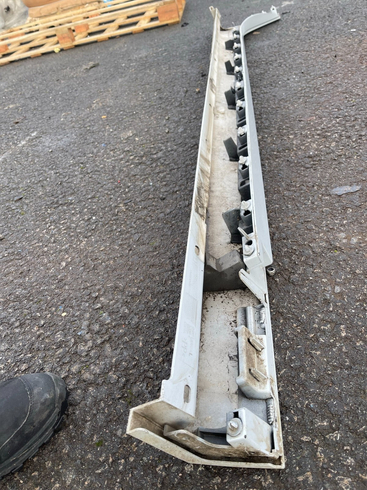 JAGUAR XF SIDE SKIRT LEFT PASSENGER  2015-ON GENUINE (GX63-101D57-A)