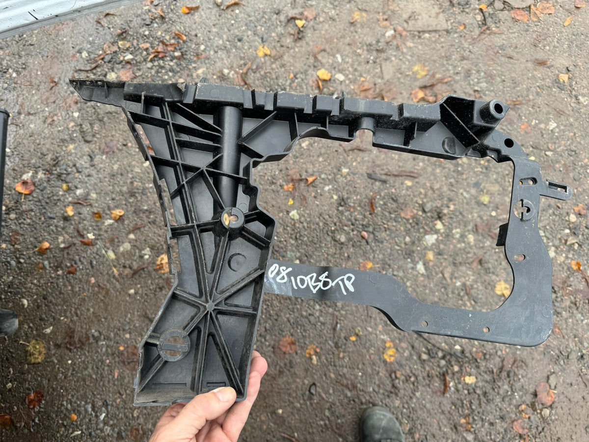 VOLVO S90 BREKET BUMPER BELAKANG KANAN 31425064