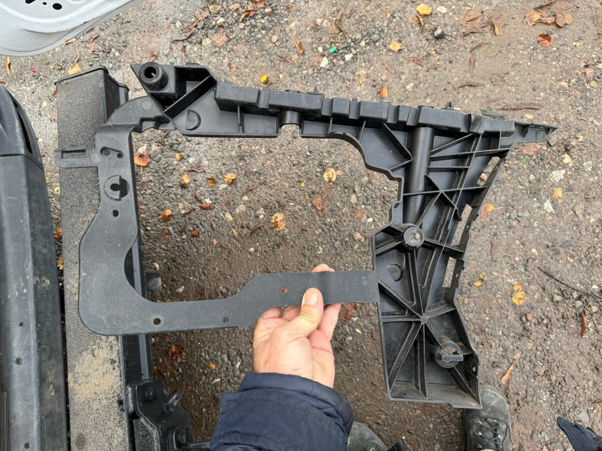 Volvo S90 Braket Bumper Belakang Kiri 31425063