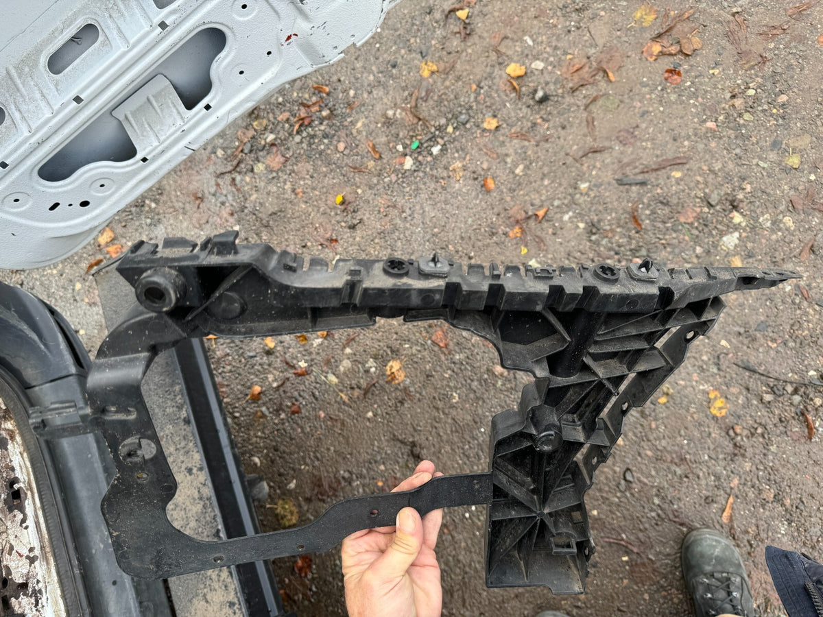 Volvo S90 Braket Bumper Belakang Kiri 31425063