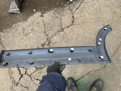 2021 fiat 500x sport right rear wheel arch trim 735696681 scratched and scuffed