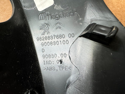 คิ้วไฟท้าย ขวา Peugeot 2008 P24 9828837680