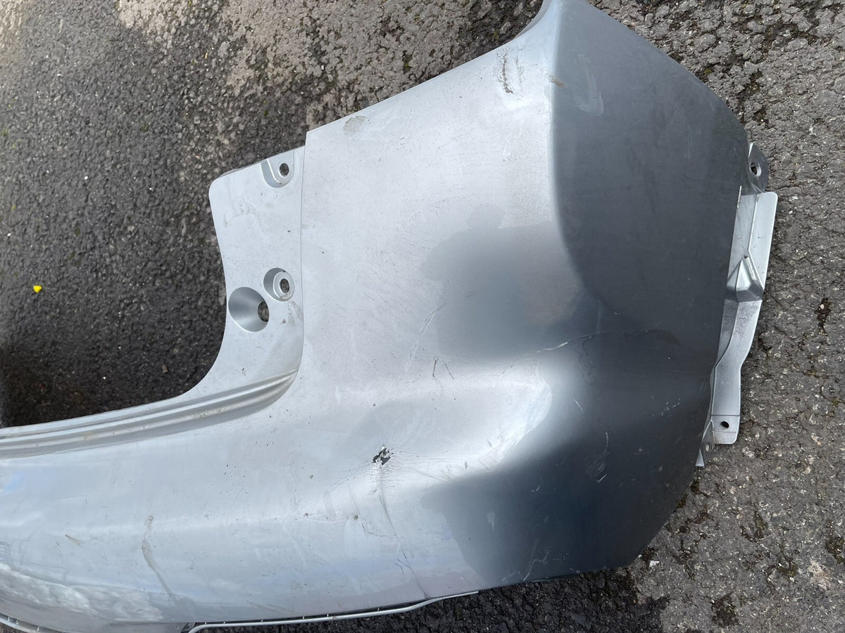 2018 NISSAN JUKE Mk1 5 Pintu Hatchback Bumper Belakang Merah Komplit