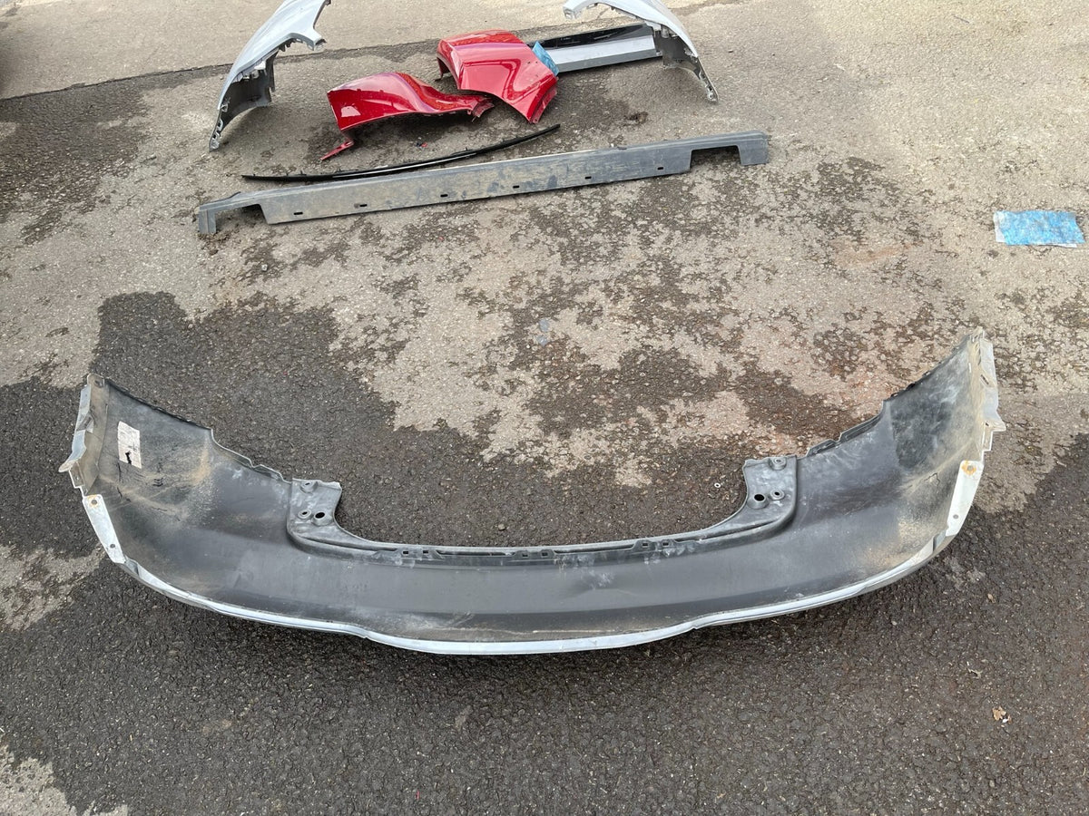 2018 NISSAN JUKE Mk1 5 Pintu Hatchback Bumper Belakang Merah Komplit