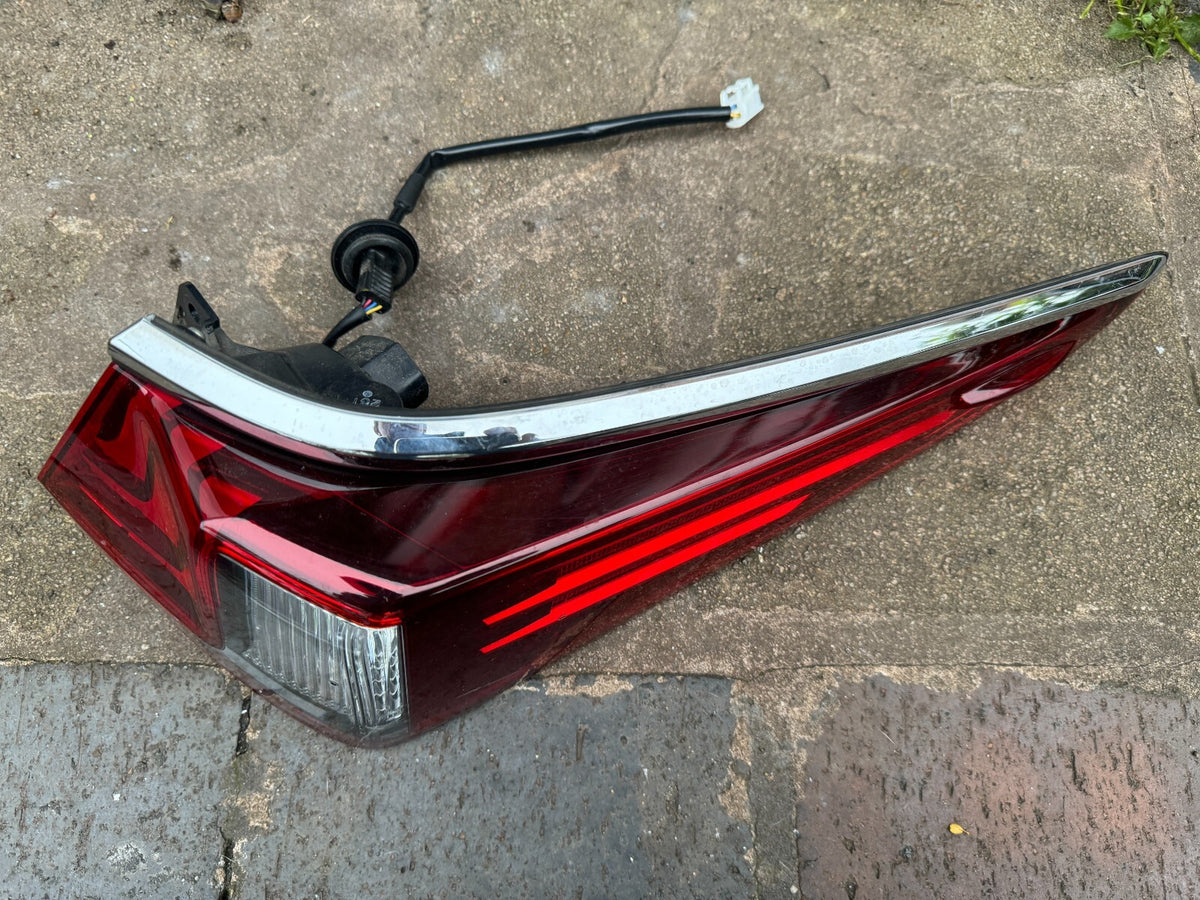 Lampu belakang Kanan Outer (di Bodi) cocok untuk 2016 Lexus ES350 RETAK