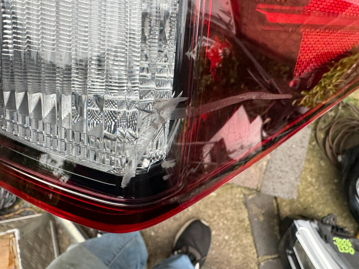 Lampu belakang Kanan Outer (di Bodi) cocok untuk 2016 Lexus ES350 RETAK