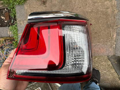 Lampu belakang Kanan Outer (di Bodi) cocok untuk 2016 Lexus ES350 RETAK