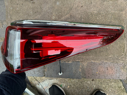Lampu belakang Kanan Outer (di Bodi) cocok untuk 2016 Lexus ES350 RETAK